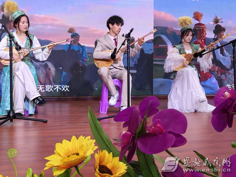 湖北民族大学“红石榴”活动走进恩施旗峰养老院。全媒体记者谭琼辉 摄