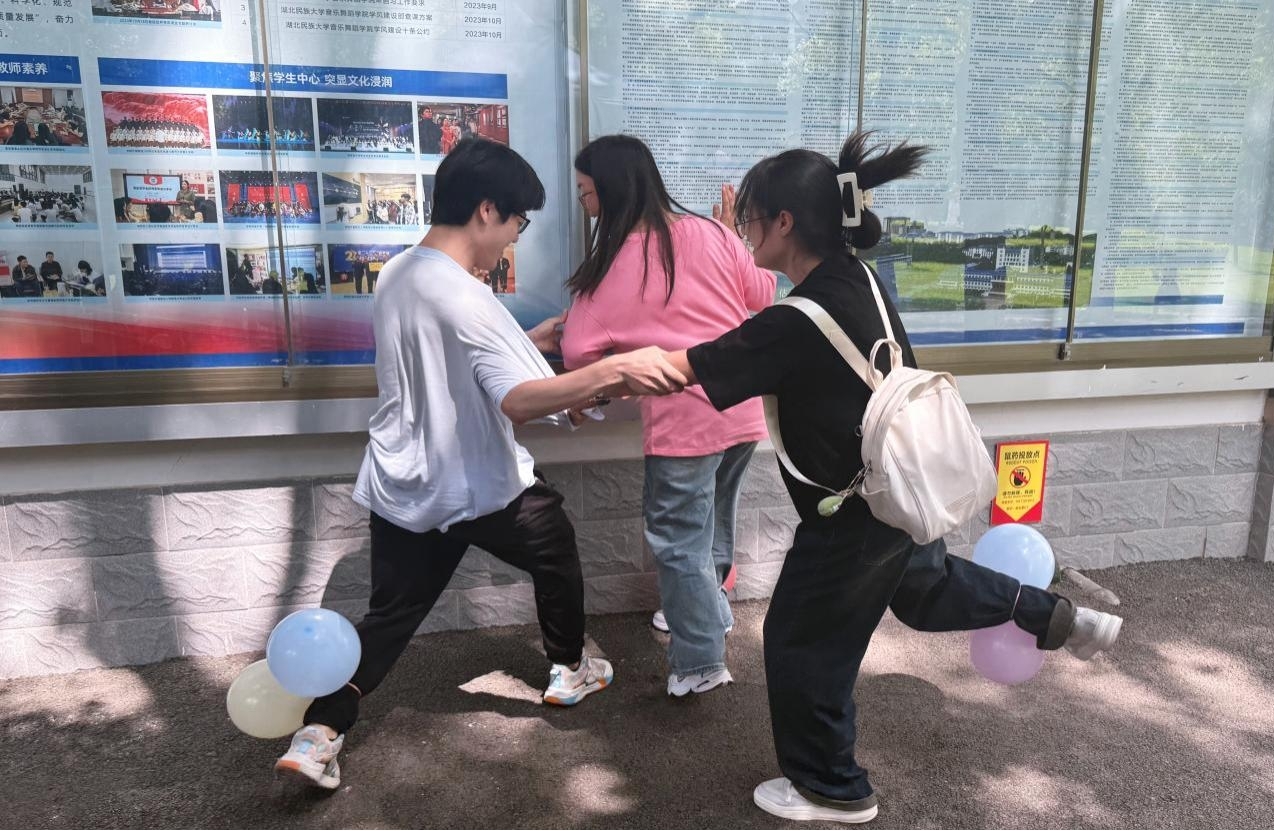 正在追逐进行“压力气球爆破赛”的同学.jpg