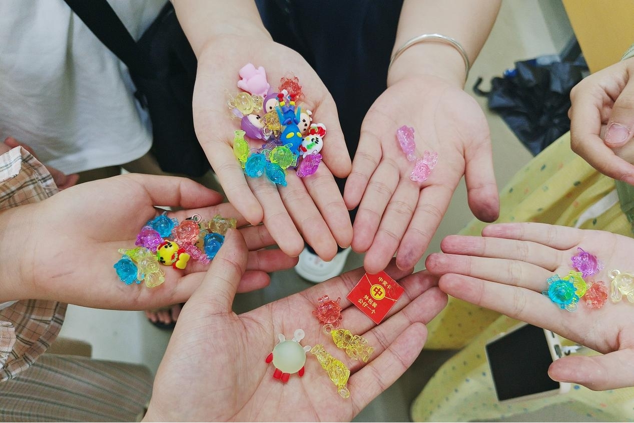 同学们与收集的小挂件拍照留恋.jpg
